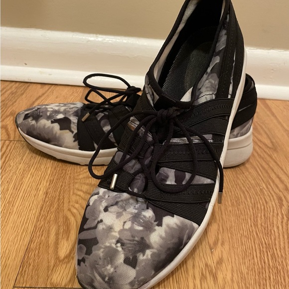 Easy Spirit Breathable Tennis Shoes, Black, White, Gray Floral, Thick Soles, EUC - Picture 2 of 9